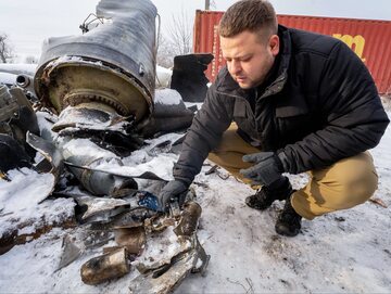 Ukraiński prokurator pokazuje szczątki użytej przez Rosję rakiety, która ma pochodzić z Korei Północnej