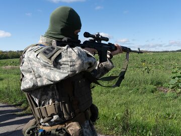 Ukraiński snajper szuka rosyjskich min przeciwpiechotnych w mieście Bałaklija w obwodzie charkowskim