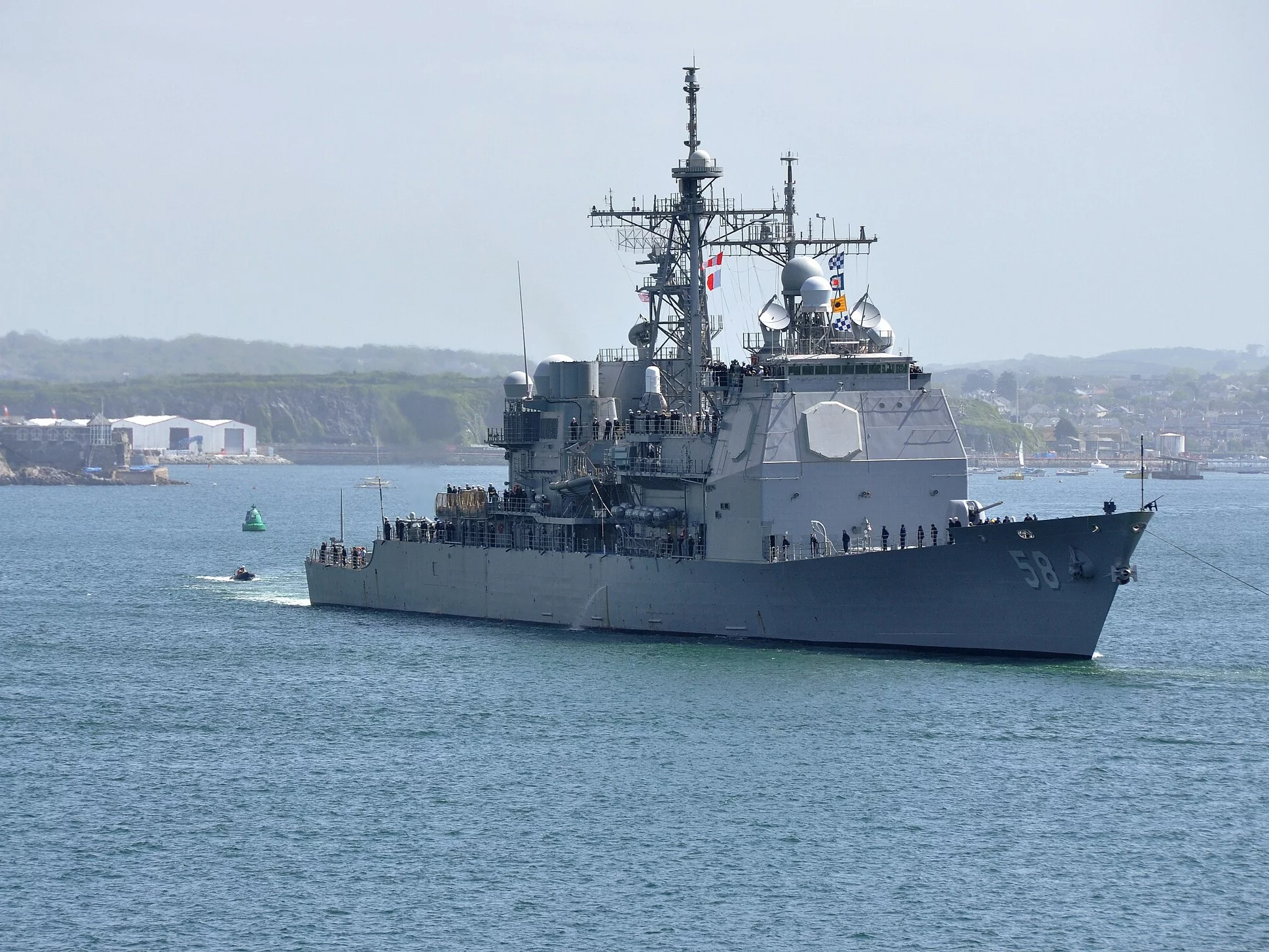 Krążownik USS Philippine Sea (CG-58), z którego transportowano rannego marynarza