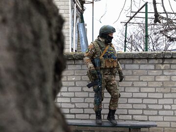 Ukraiński żołnierz na linii frontu w Donbasie