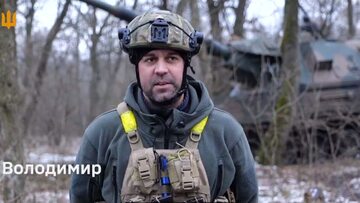 Ukraiński żołnierz na tle armatohaubicy Krab