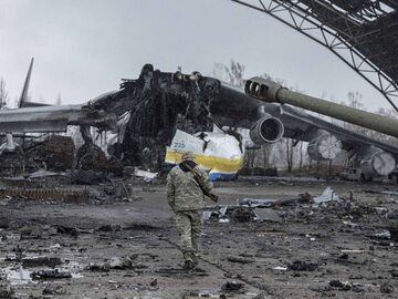 Ukraiński żołnierz na tle ruin lotniska