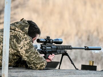 Ukraiński żołnierz podczas treningu snajperskiego na strzelnicy, zdjęcie ilustracyjne
