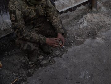 Ukraiński żołnierz w Awdijiwce, 17 lutego