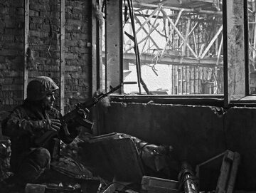 Ukraiński żołnierz w czasie obrony lotniska w Doniecku