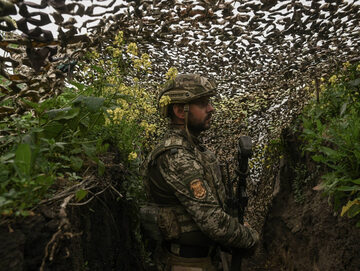 Ukraiński żołnierz w okopie, zdjęcie ilustracyjne