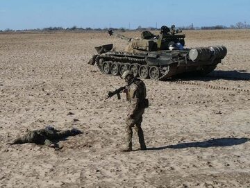 Ukraiński żołnierz zatrzymujący Rosjanina, który poddał się razem z czołgiem