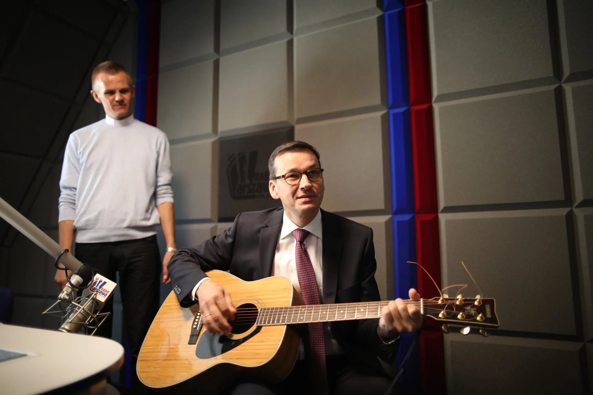 Mateusz Morawiecki z gitarą