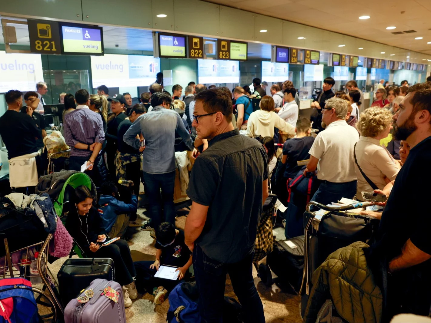 Pasażerowie na lotnisku El Prat w Barcelonie po tym, jak część lotów odwołano z powodu ulew