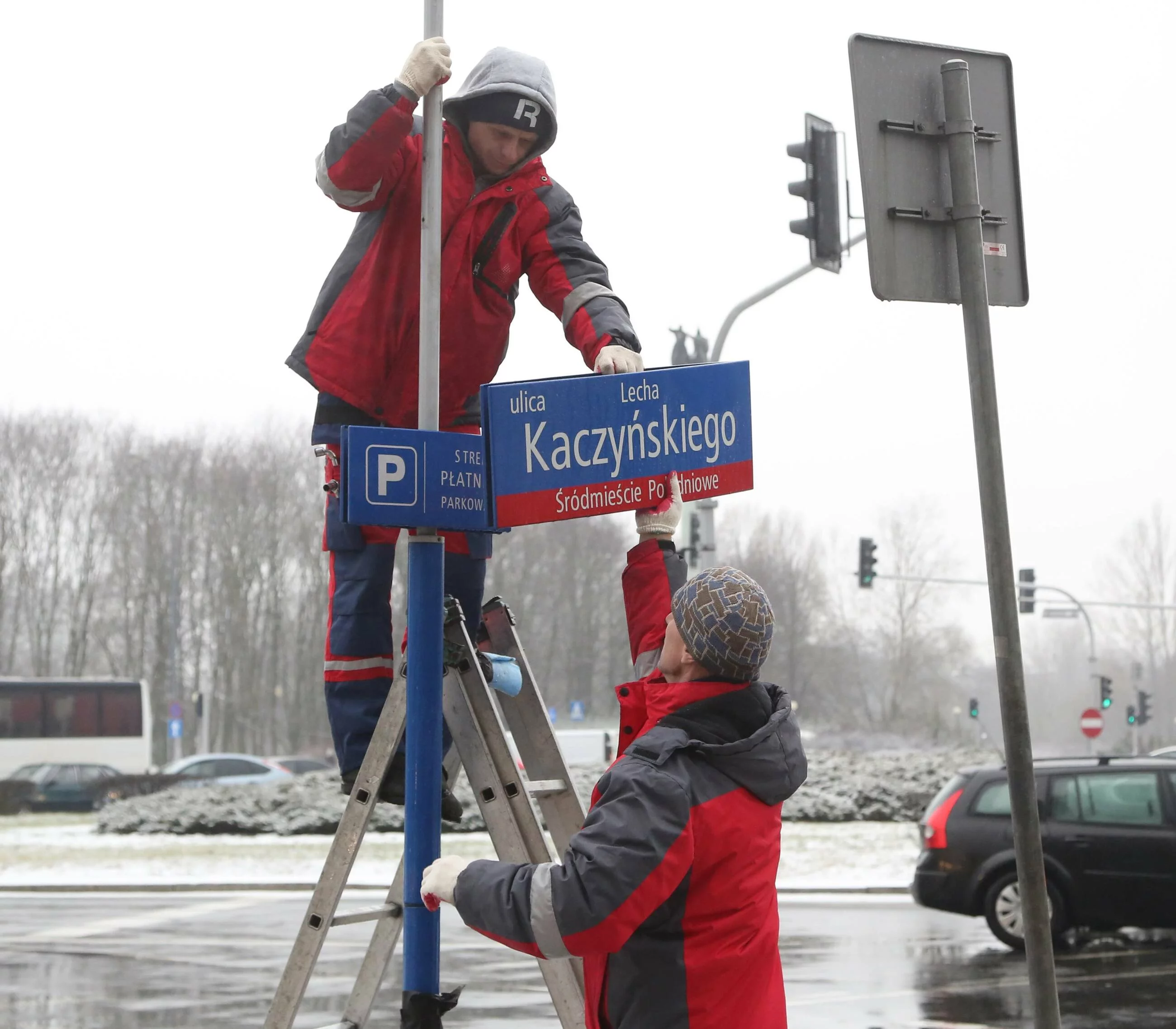 Zdjęcie tablicy z nazwiskiem Lecha Kaczyńskiego