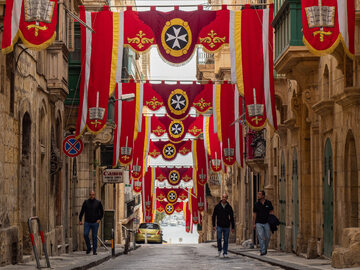 Ulica Valletty ozdobiona z okazji Święta Wraku Świętego Pawła