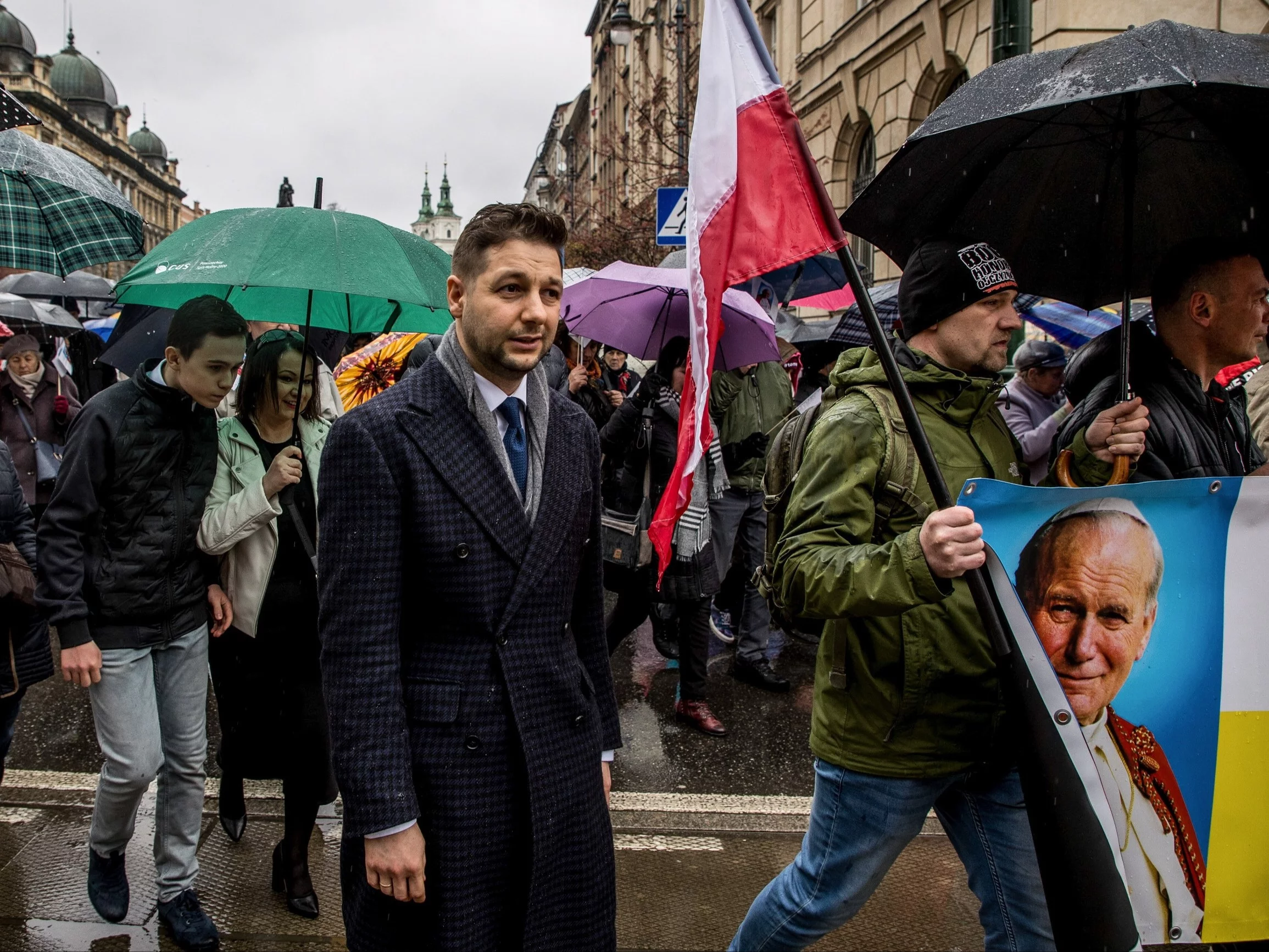 Patryk Jaki na marszu papieskim w Krakowie