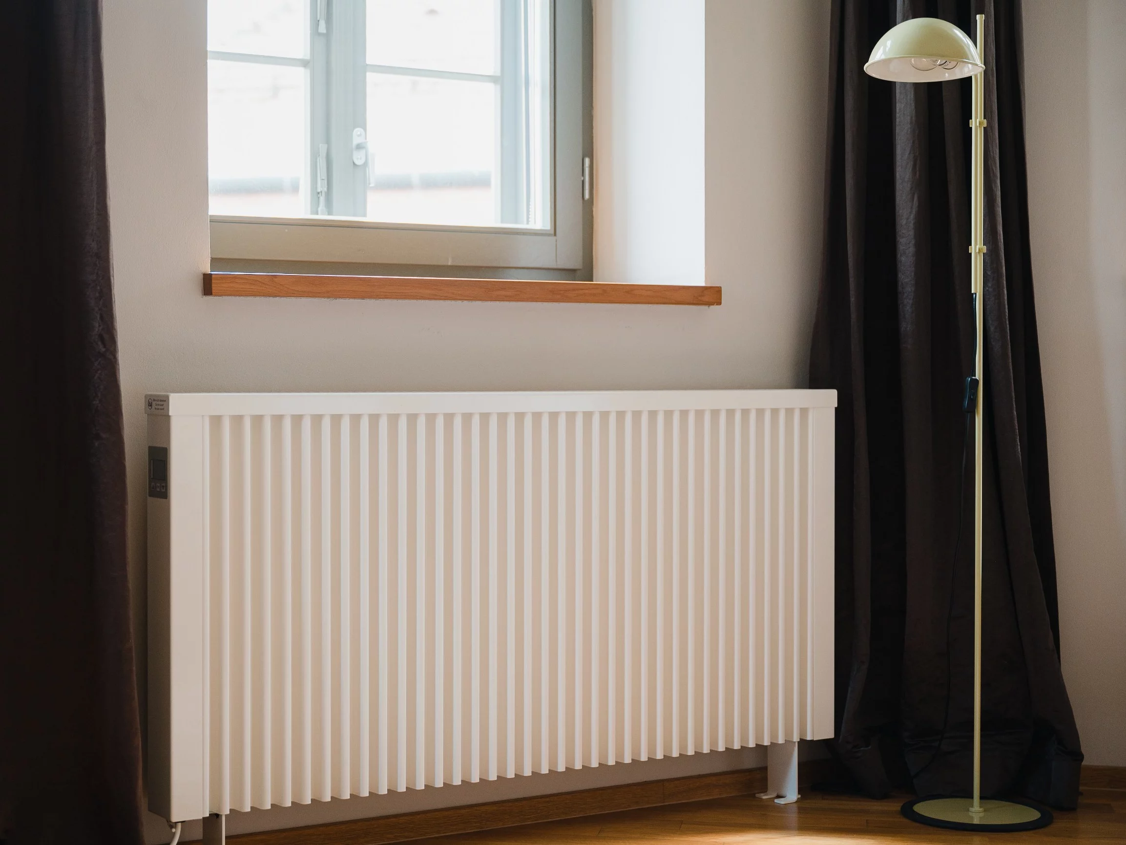 Ekran umieszcza się za grzejnikiem, w przypadku kaloryferów płytowych jest zupełnie niewidoczny