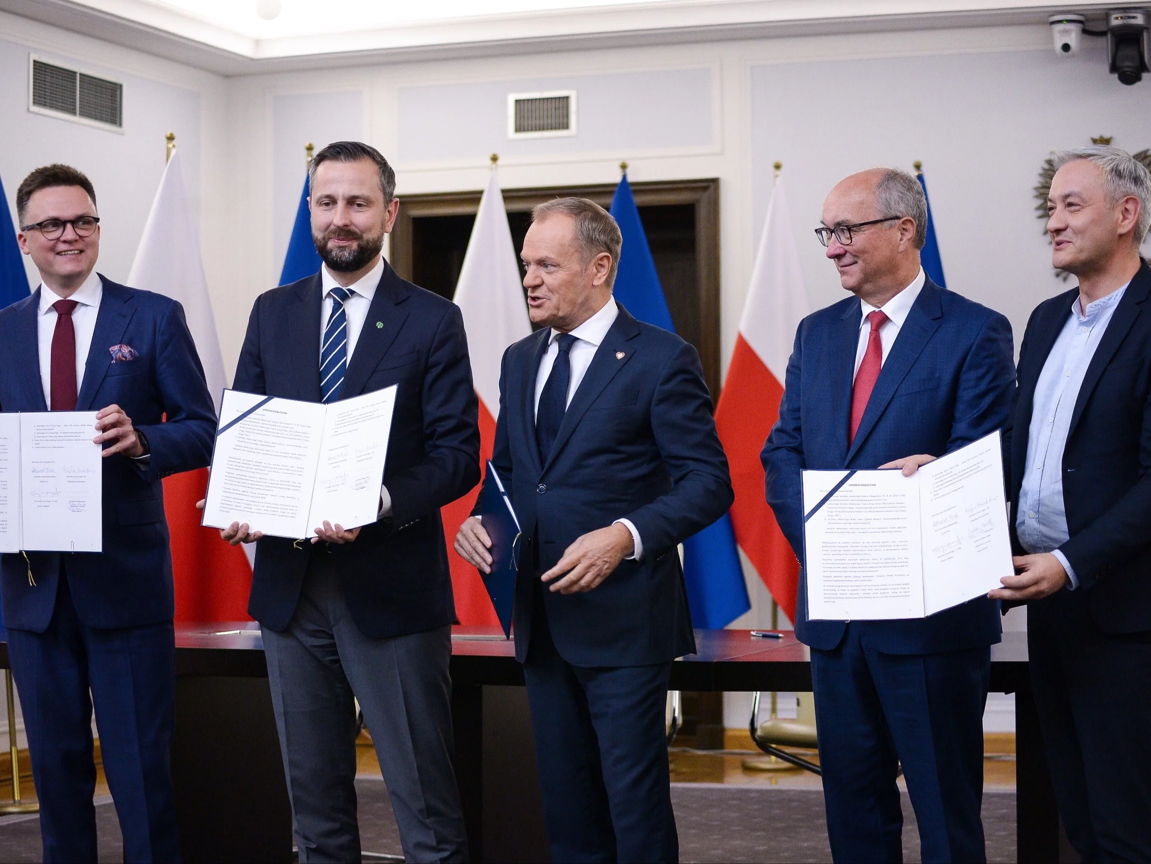 Przewodniczący Platformy Obywatelskiej Donald Tusk (C), przewodniczący Polski 2050 Szymon Hołownia (L), prezes Polskiego Stronnictwa Ludowego Władysław Kosiniak-Kamysz (2L) oraz współprzewodniczący Nowej Lewicy Włodzimierz Czarzasty (2P) i Robert Biedroń