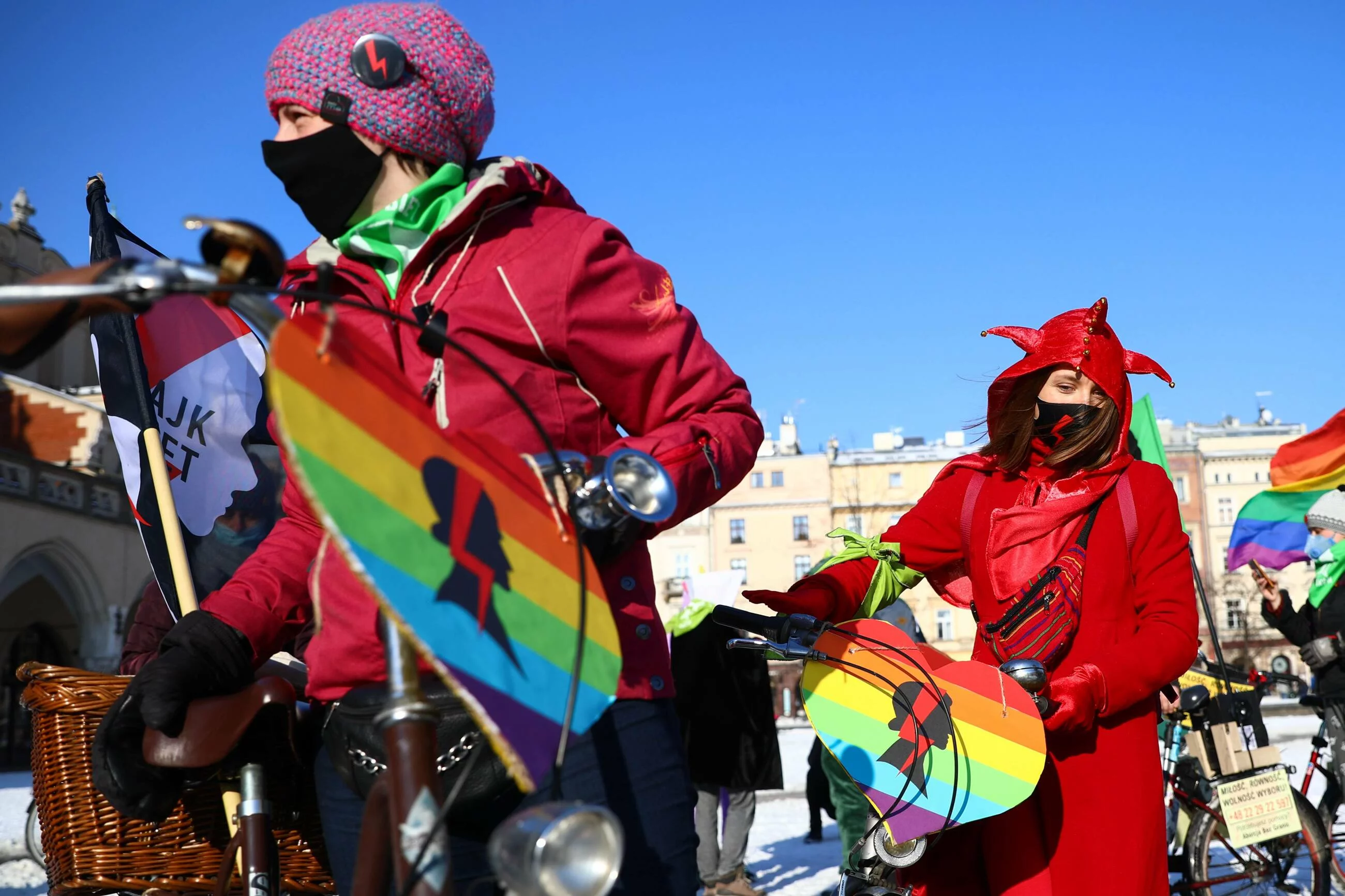 Tęczowe symbole wśród uczestniczek Strajku Kobiet