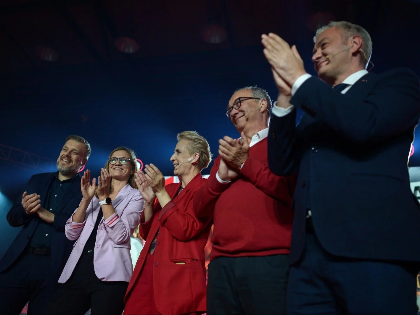 Wieczór wyborczy w sztabie Lewicy. Od lewej: współprzewodniczący Partii Razem Adrian Zandberg, posłanki Magdalena Biejat i Joanna Scheuring-Wielgus, współprzewodniczący Nowej Lewicy Włodzimierz Czarzasty oraz Robert Biedroń