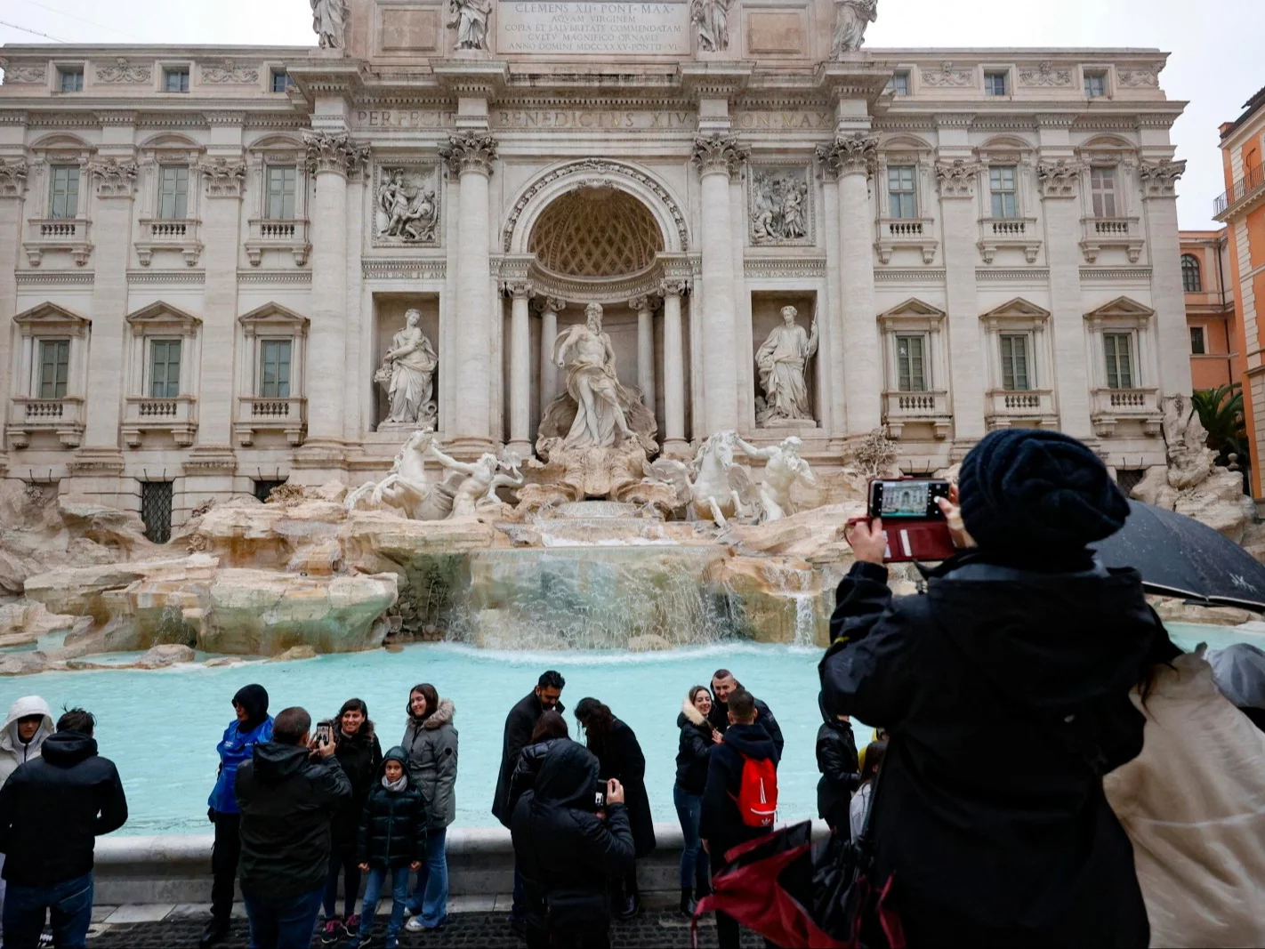 Turyści przed di Trevi