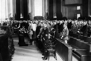 Uroczystość żałobna w Berlinie po śmierci Marszałka Józefa Piłsudskiego. W centrum Adolf Hitler