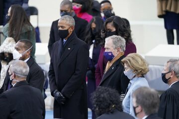Uroczystość zaprzysiężenia Joe Bidena na prezydenta USA. Na zdjęciu m.in. Barack Obama z żoną