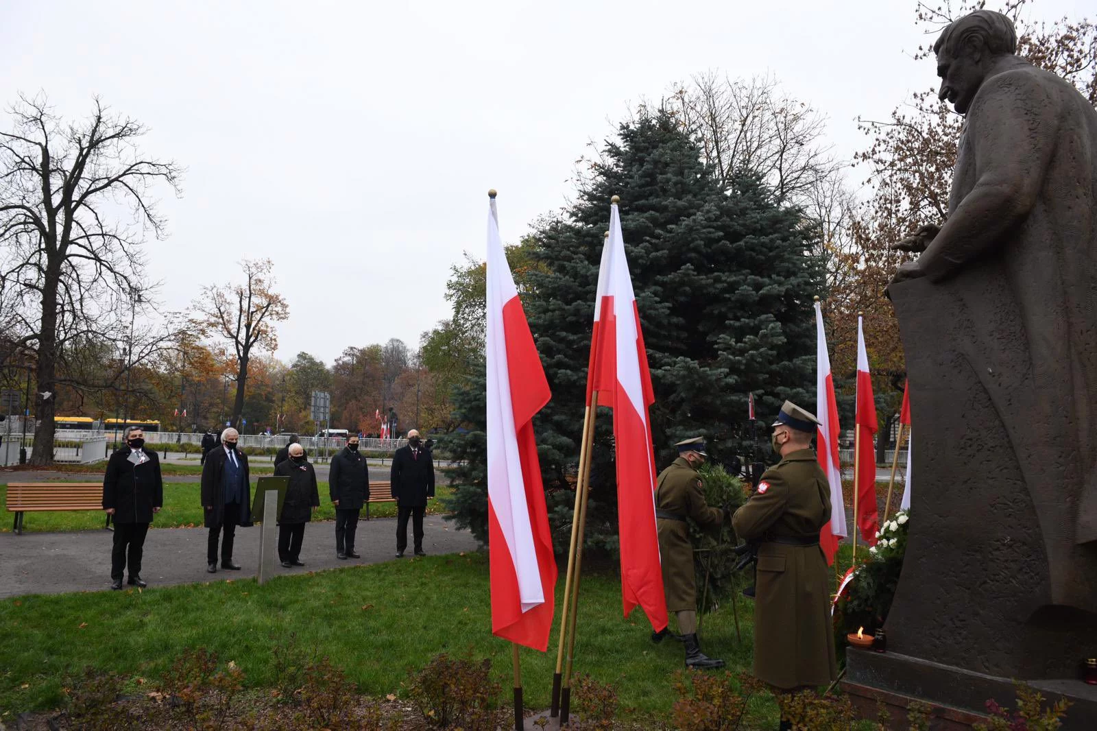 Kierownictwo PiS przed pomnikiem Ignacego Daszyńskiego