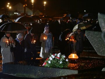 Uroczystości przed pomnikiem ofiar na terenie byłego niemieckiego nazistowskiego obozu koncentracyjnego i zagłady Auschwitz-Birkenau, 27 stycznia 2024 r.