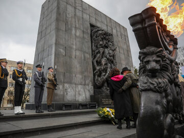 Uroczystości z okazji 80. rocznicy wybuchu powstania w Getcie Warszawskim przed Pomnikiem Bohaterów Getta w Warszawie