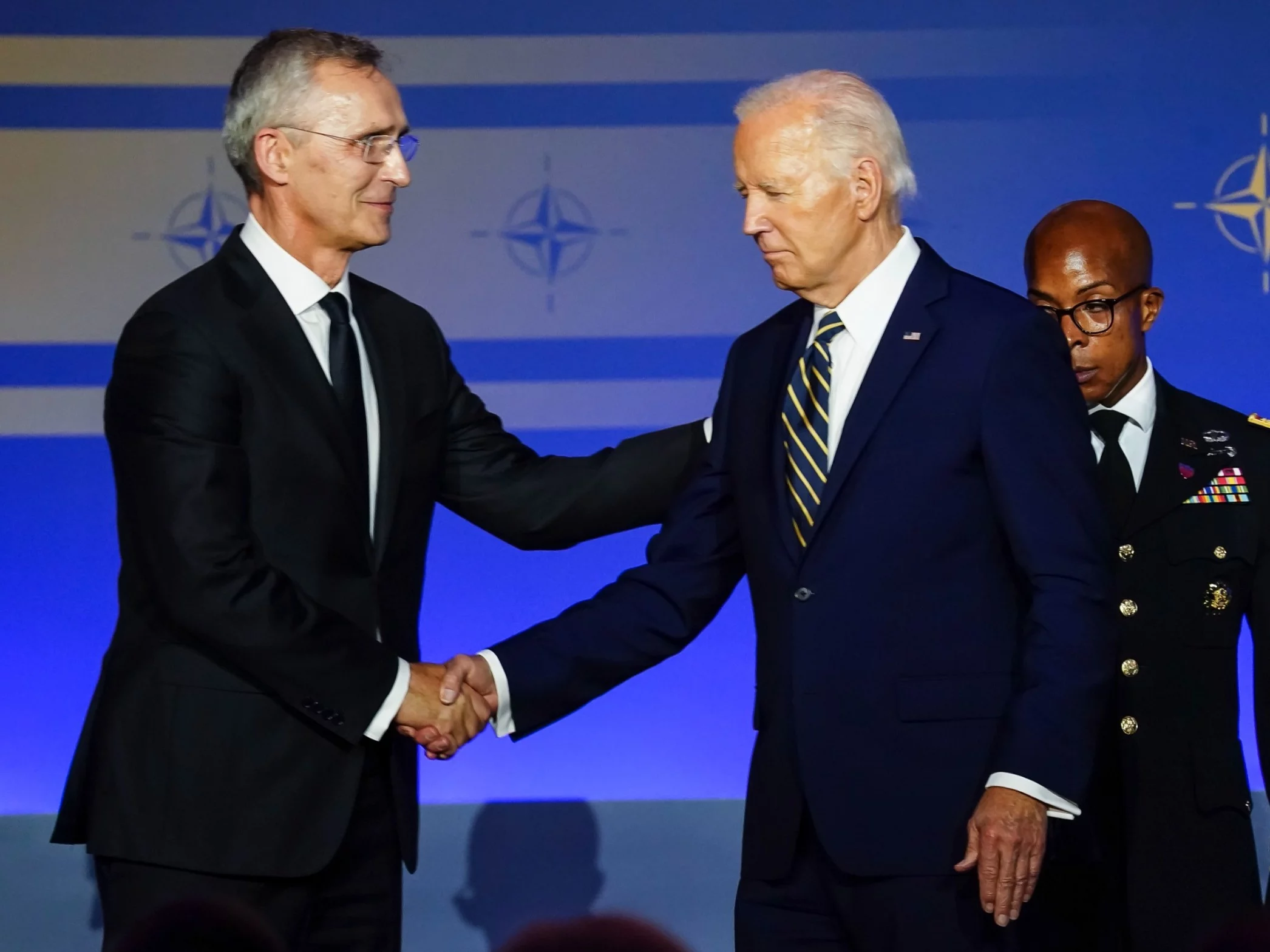 Sekretarz generalny NATO Jens Stoltenberg i prezydent USA Joe Biden podczas jubileuszowego szczytu Sojuszu