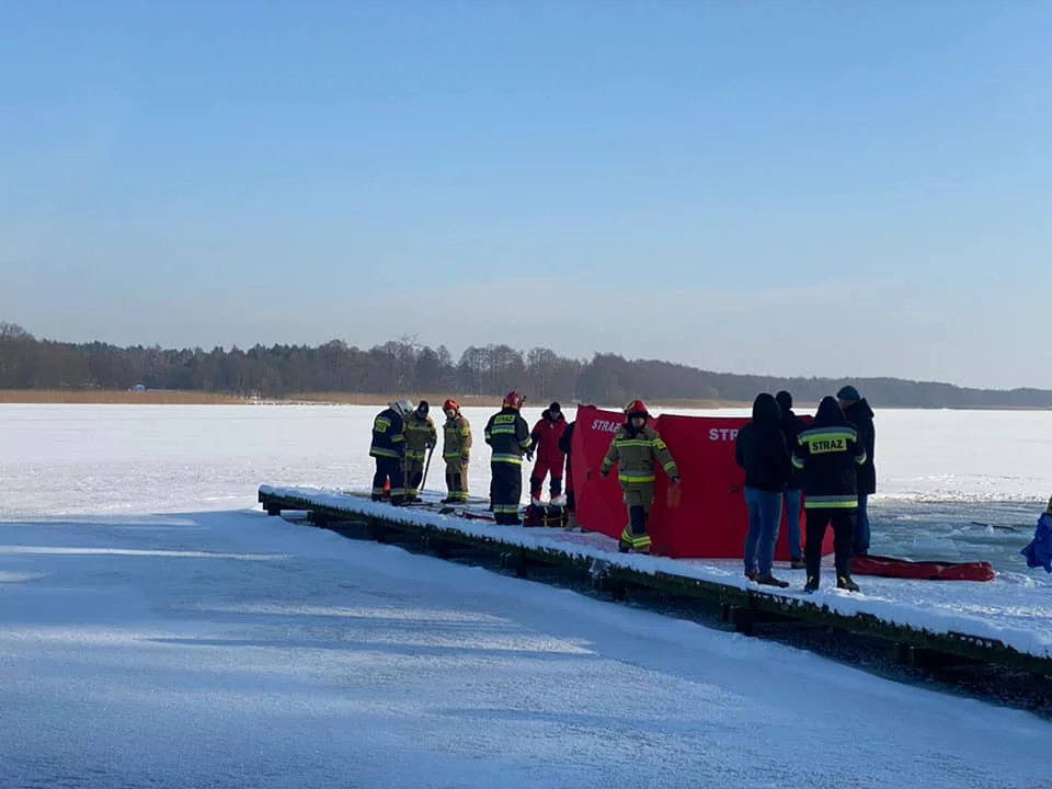 Urszulewo. Mężczyzna utonął podczas morsowania. Próbował przepłynąć pod lodem