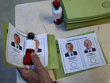 Urzędnik przygotowuje karty do głosowania do drugiej tury wyborów prezydenckich w lokalu wyborczym w Stambule, 28 maja