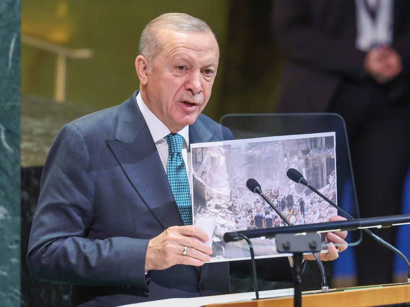 Erdogan i Macron musieli uzbroić się w cierpliwość. Kamery uchwyciły ich reakcje