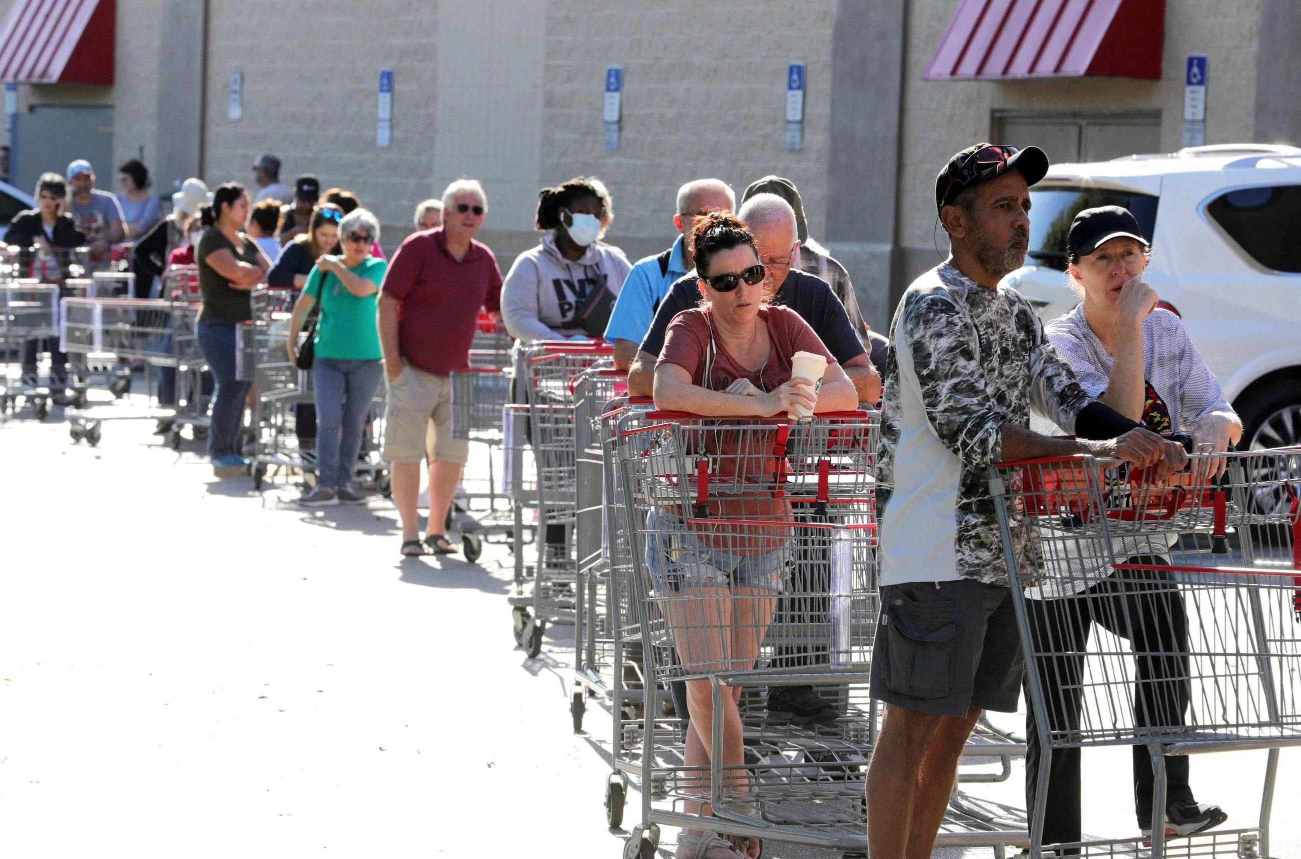 Amerykanie w kolejce do supermarketu w  Altamonte Springs na Florydzie