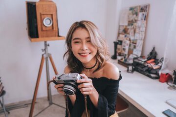 Uśmiechnięta kobieta z aparatem