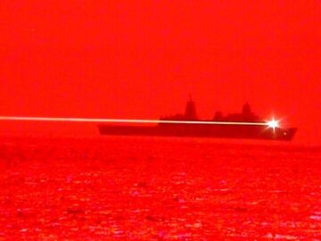USS Portland podczas testu działa laserowego