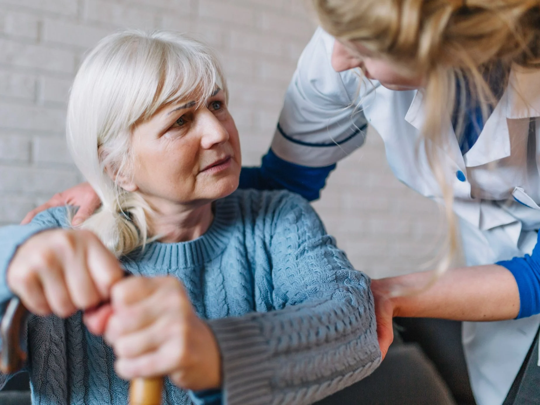 Kobieta na wózku i opiekunka