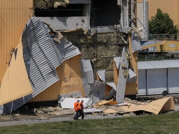 Uszkodzony budynek fabryczny po nocnych atakach na Kijów