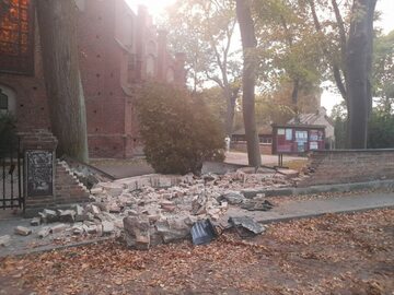 Uszkodzony mur zabytkowego kościoła w Ciechanowie