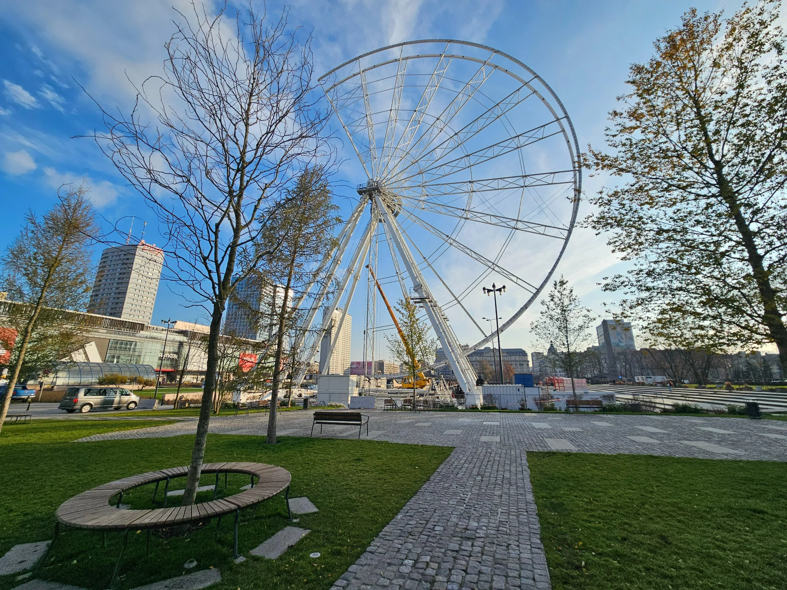 Montaż karuzeli przed Pałacem Kultury i Nauki