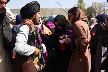 Uzbrojeni talibowie zatrzymują demonstrację kobiet w Kabulu
