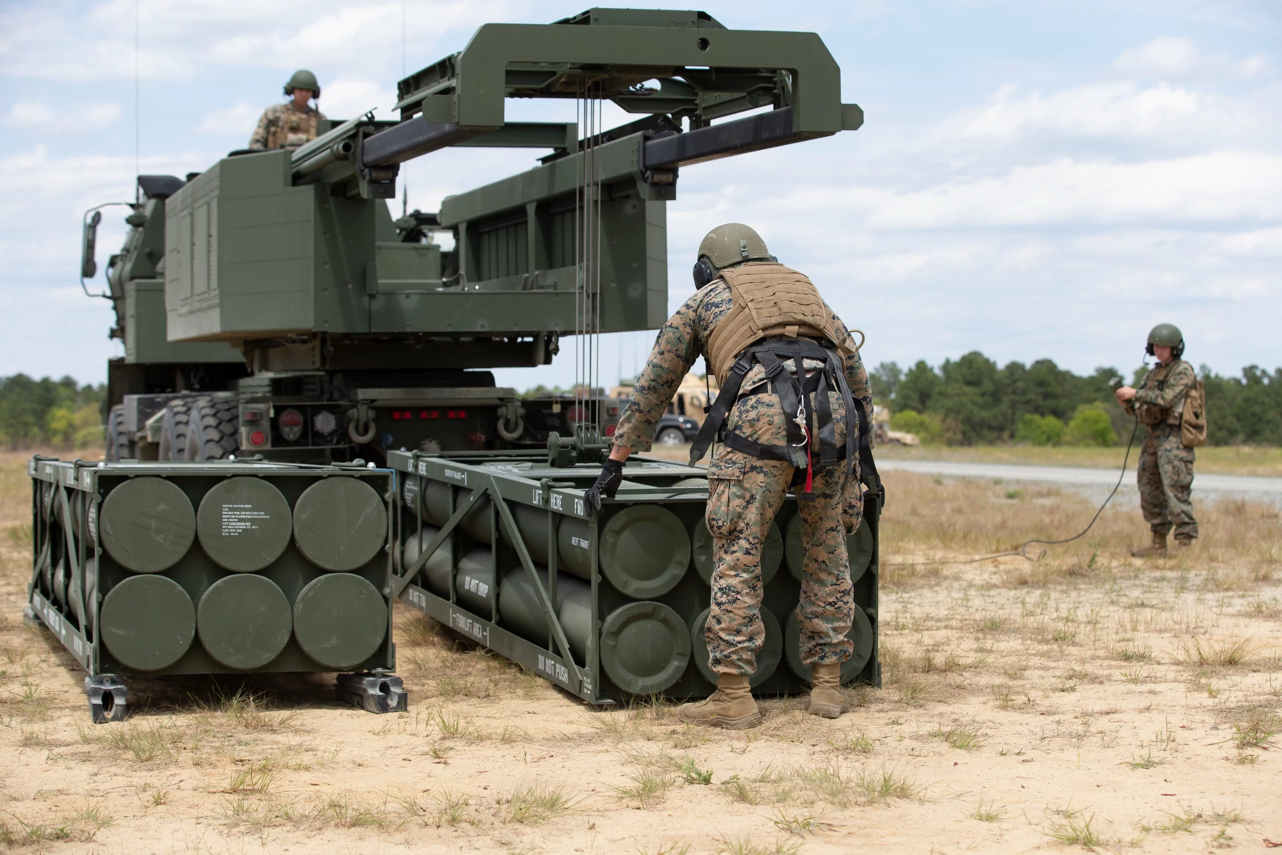 Wyrzutnia M142 HIMARS podczas załadunku pakietu z rakietami kalibru 227 mm