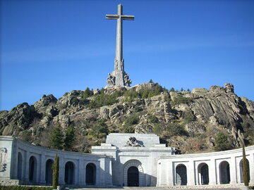 Valle de los Caídos - miejsce, w którym był pochowany gen. Franco