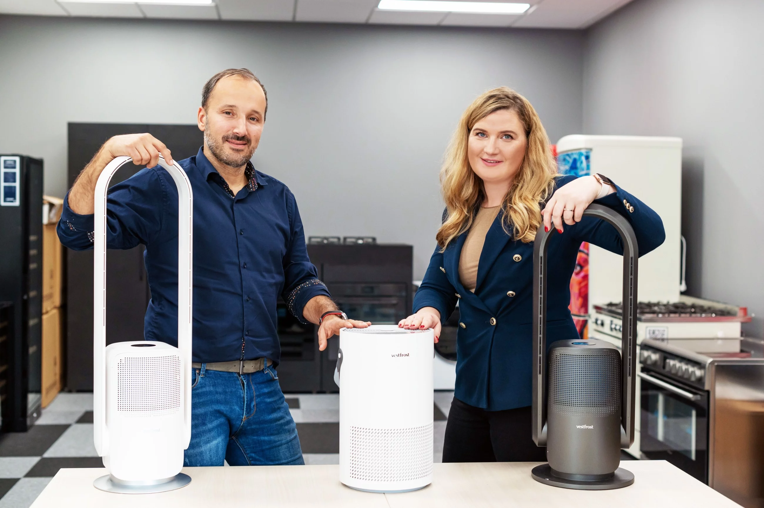 Andrzej Krop, dyrektor zarządzający, i Ilona Chludzińska, menedżerka sektora oczyszczaczy powietrza w firmie Vestel