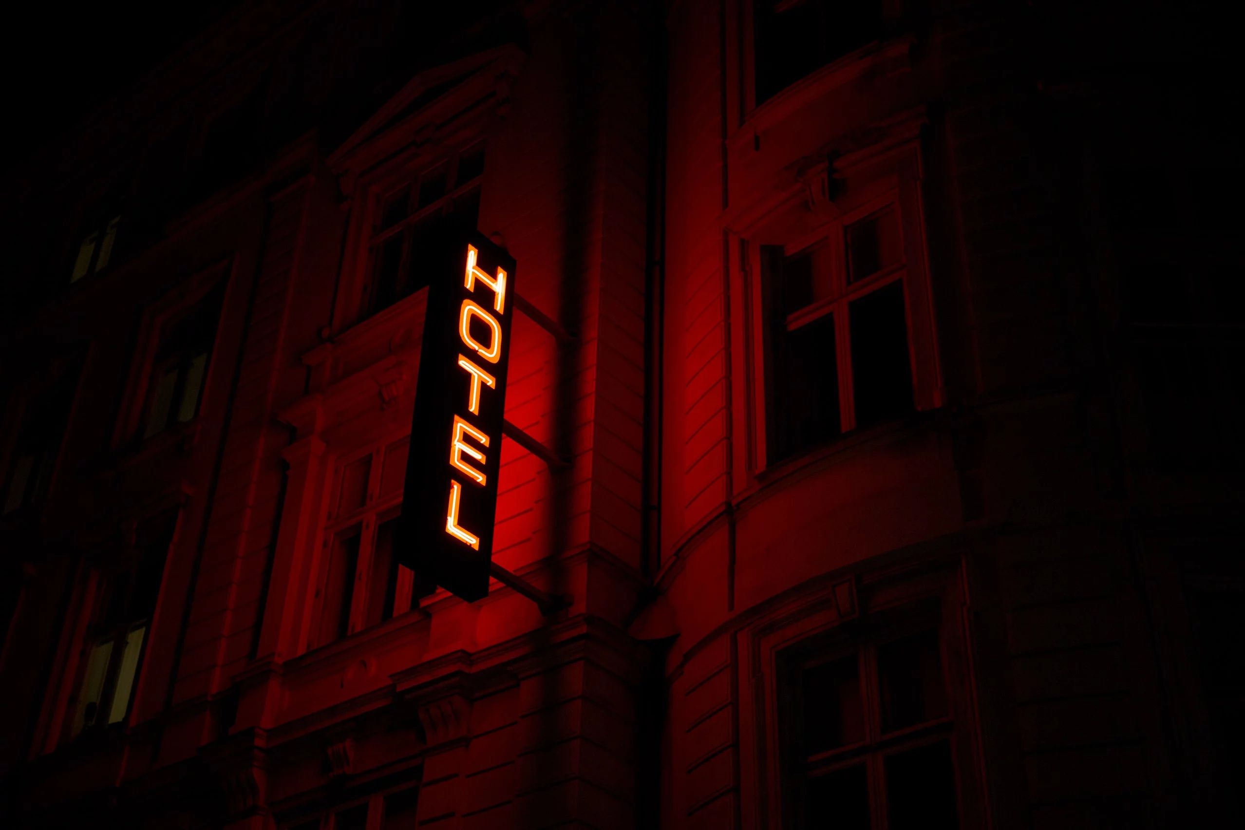 Neon na hotelu