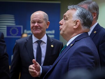 Viktor Orban i Olaf Scholz na nadzwyczajnym szczycie Rady Europejskiej
