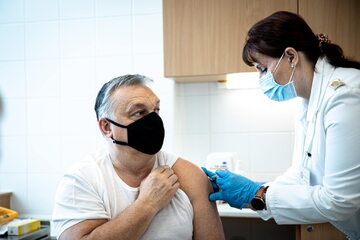 Viktor Orban podczas szczepienia