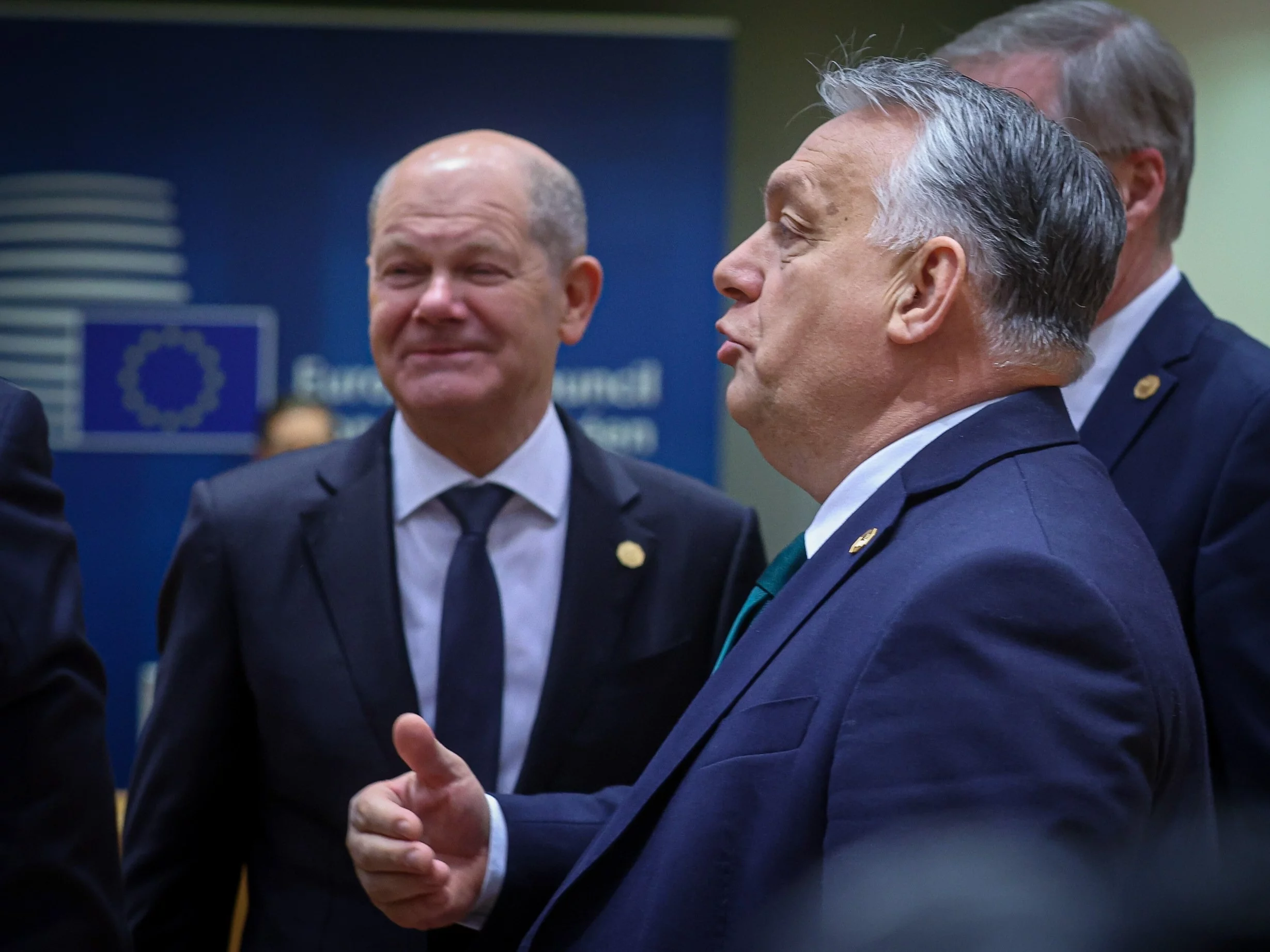 Viktor Orban i Olaf Scholz na nadzwyczajnym szczycie Rady Europejskiej