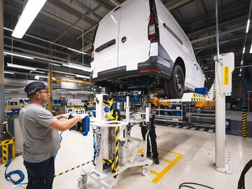 Volkswagen Caddy na stanowisku serwisowym