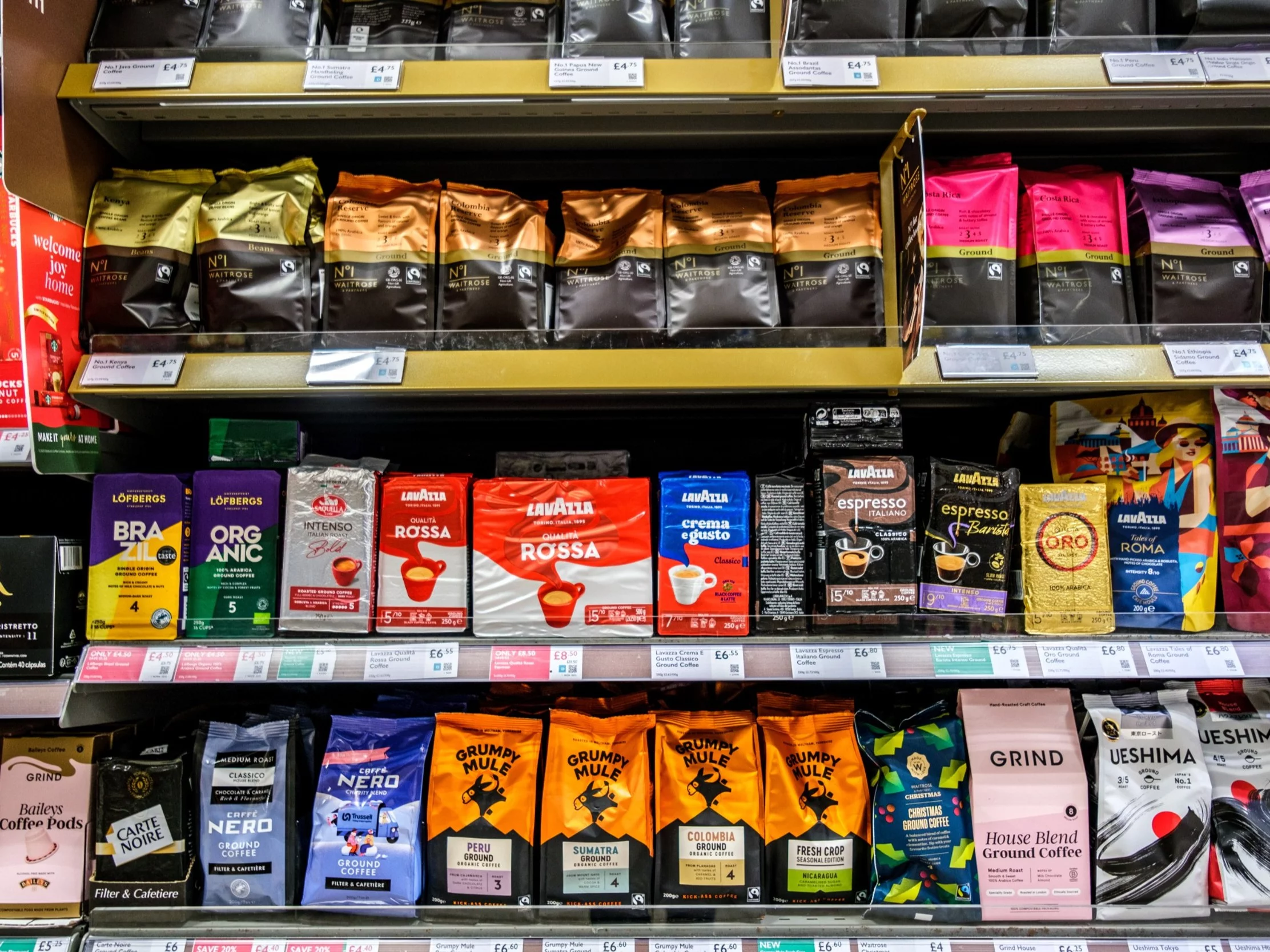 Półka w supermarkecie z kawą