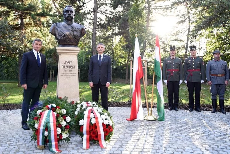 Marszałkowie z Polski i Węgier po odsłonięciu popiersia Józefa Piłsudskiego