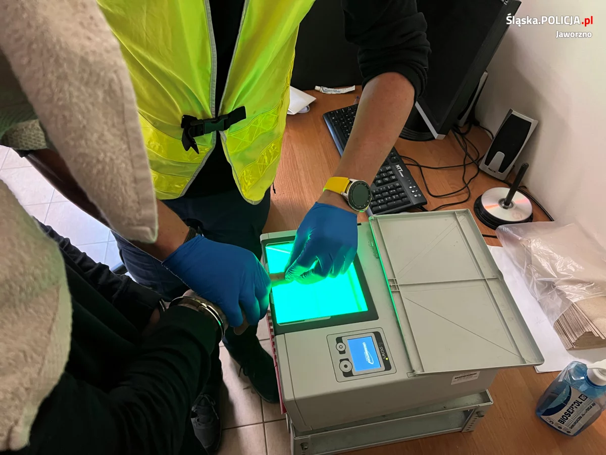 Moment pobrania odcisku palca