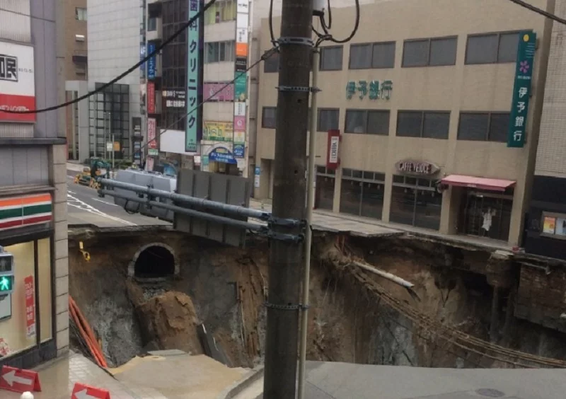 W centrum miasta zapadła się jezdnia